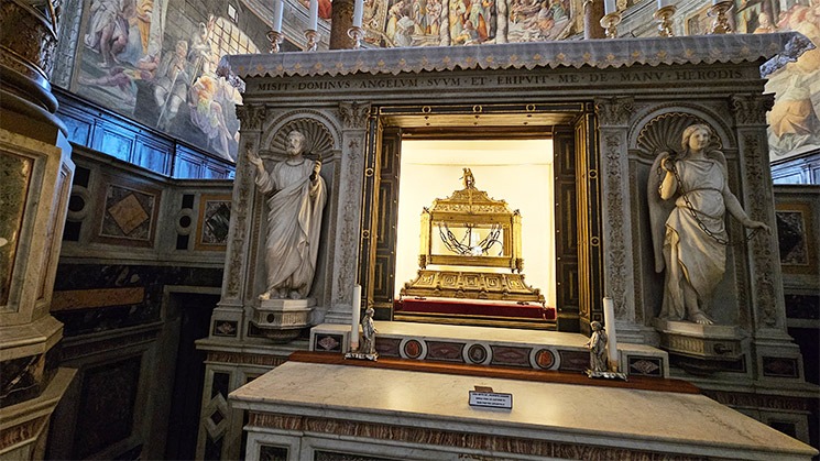 聖ペトロの鎖が納められた主祭壇